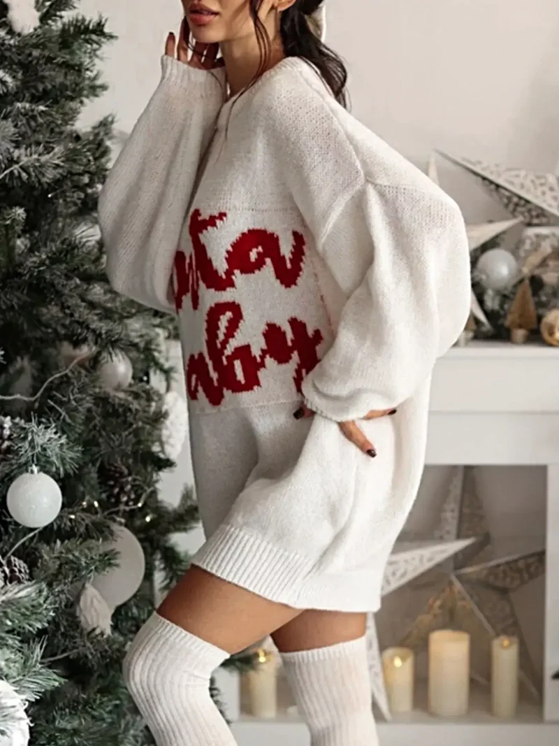 Kersttrui-jurk: oversized statement-jurk van gebreide stof met letters, gemaakt van een zachte acrylmix.