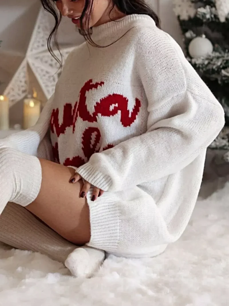 Kersttrui-jurk: oversized statement-jurk van gebreide stof met letters, gemaakt van een zachte acrylmix.