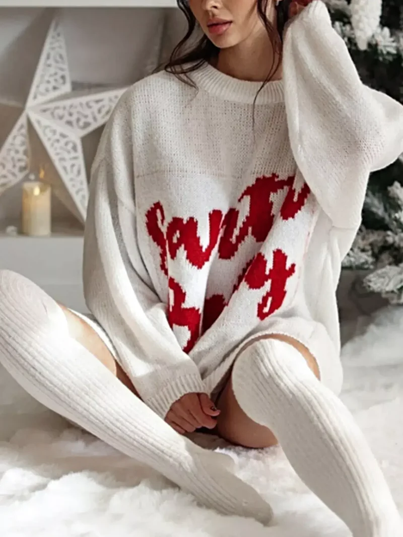 Kersttrui-jurk: oversized statement-jurk van gebreide stof met letters, gemaakt van een zachte acrylmix.