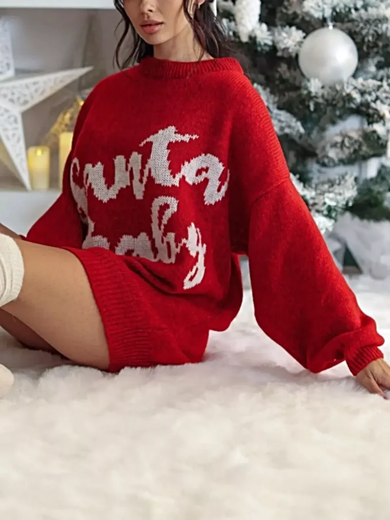 Kersttrui-jurk: oversized statement-jurk van gebreide stof met letters, gemaakt van een zachte acrylmix.