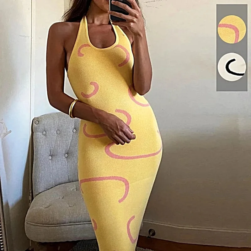 Elegante trui-jurk met halternek, licht elastisch, midi-model.