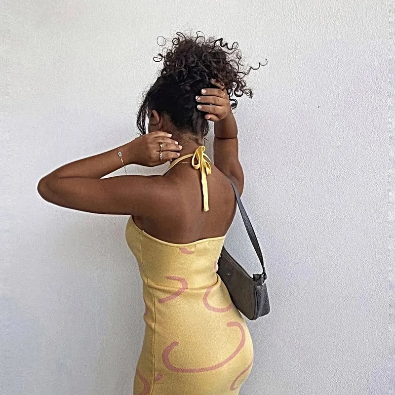 Elegante trui-jurk met halternek, licht elastisch, midi-model.