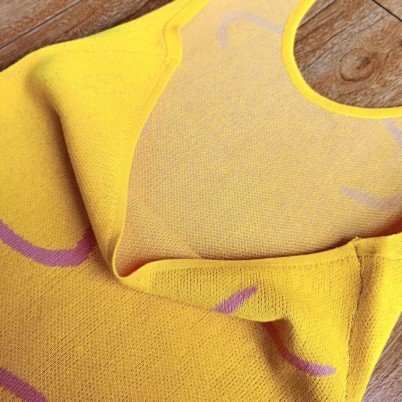 Elegante trui-jurk met halternek, licht elastisch, midi-model.