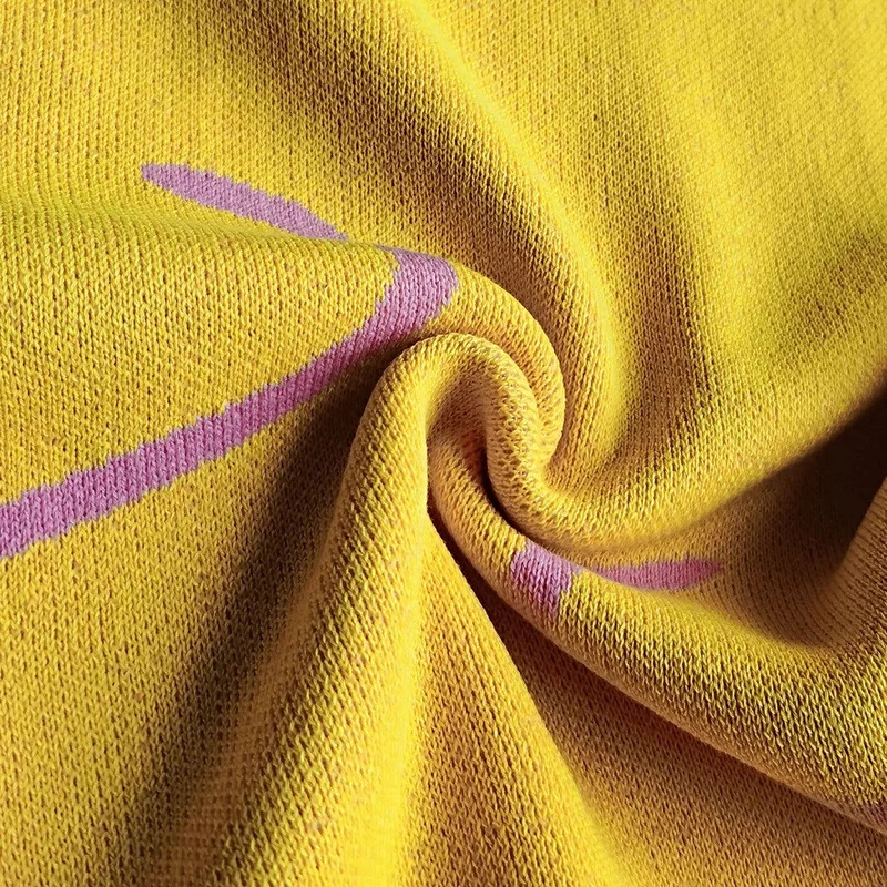 Elegante trui-jurk met halternek, licht elastisch, midi-model.