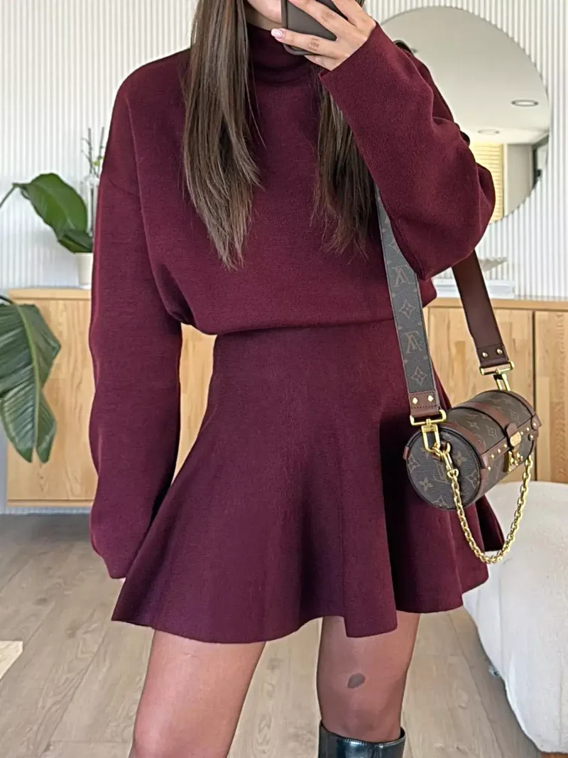 Elegante damesminijurk met ronde hals en lange mouwen, gemaakt van zachte, elastische gebreide stof.
