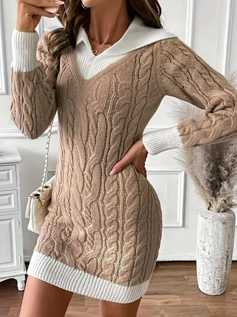 Kabelgebreide sweaterjurk met contrasterende bies, licht elastisch en een luxe acrylmix.