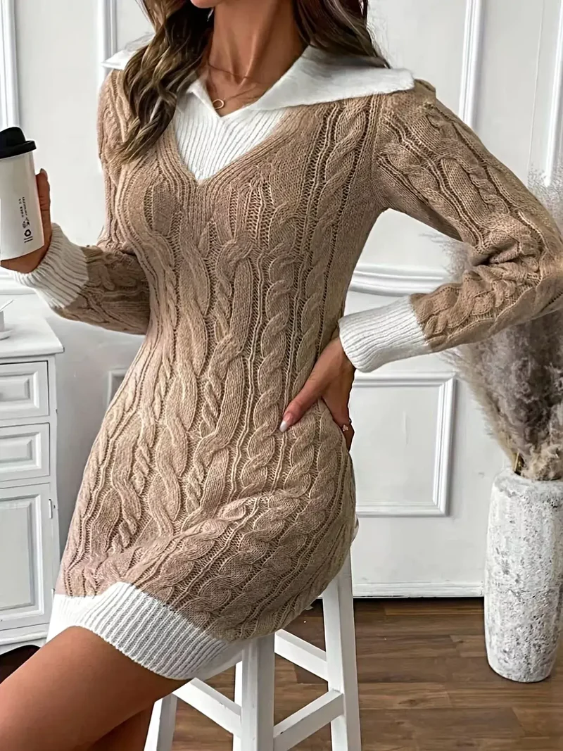 Kabelgebreide sweaterjurk met contrasterende bies, licht elastisch en een luxe acrylmix.