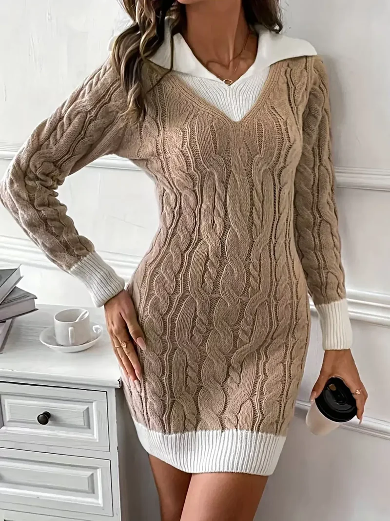 Kabelgebreide sweaterjurk met contrasterende bies, licht elastisch en een luxe acrylmix.