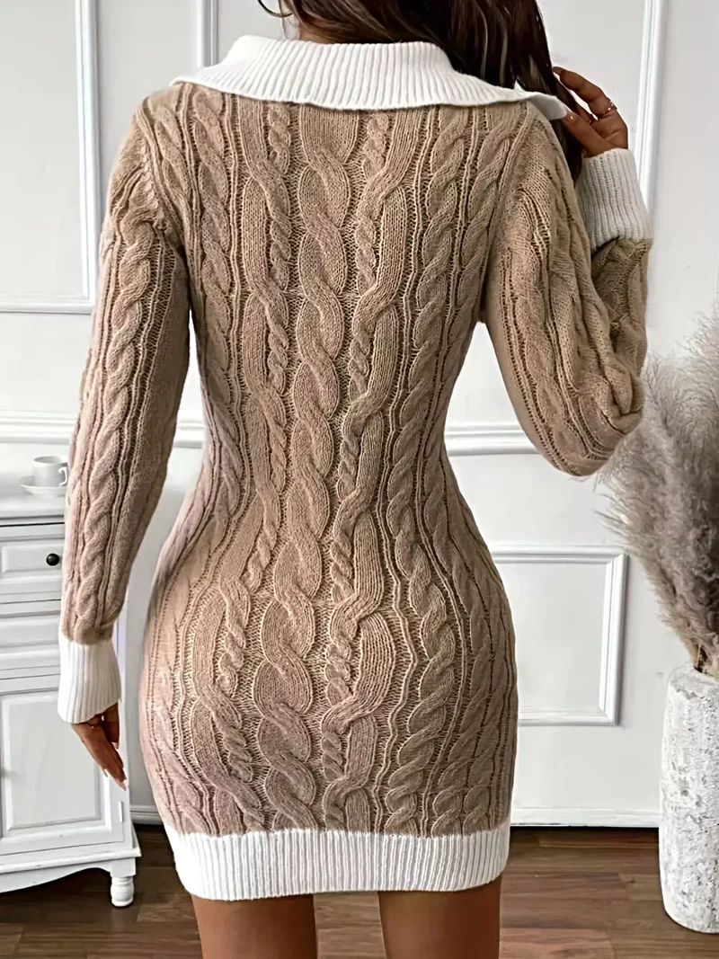 Kabelgebreide sweaterjurk met contrasterende bies, licht elastisch en een luxe acrylmix.