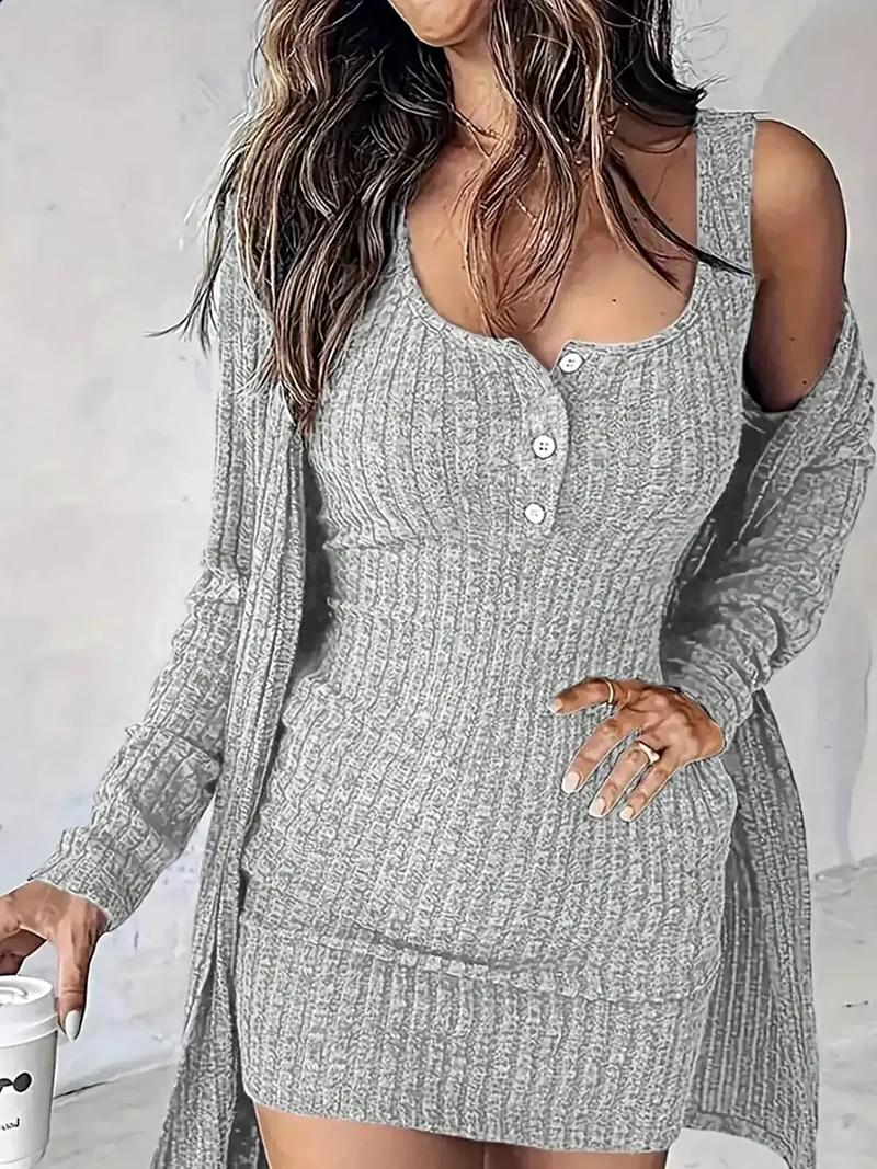 Elegante damesjurk en vest met ribstof en knoopsluiting, licht elastisch.