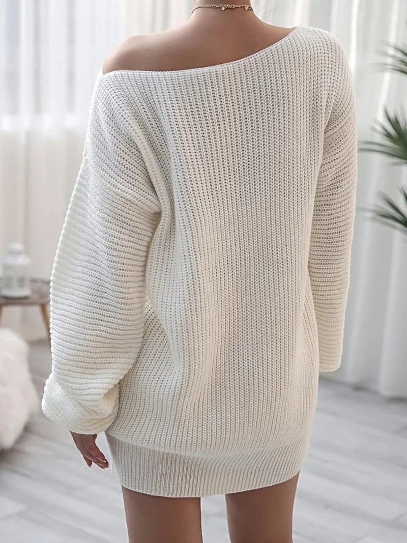 Dames mini-trui-jurk van ribgebreid materiaal met lange mouwen, gemaakt van licht elastisch acrylbreisel.