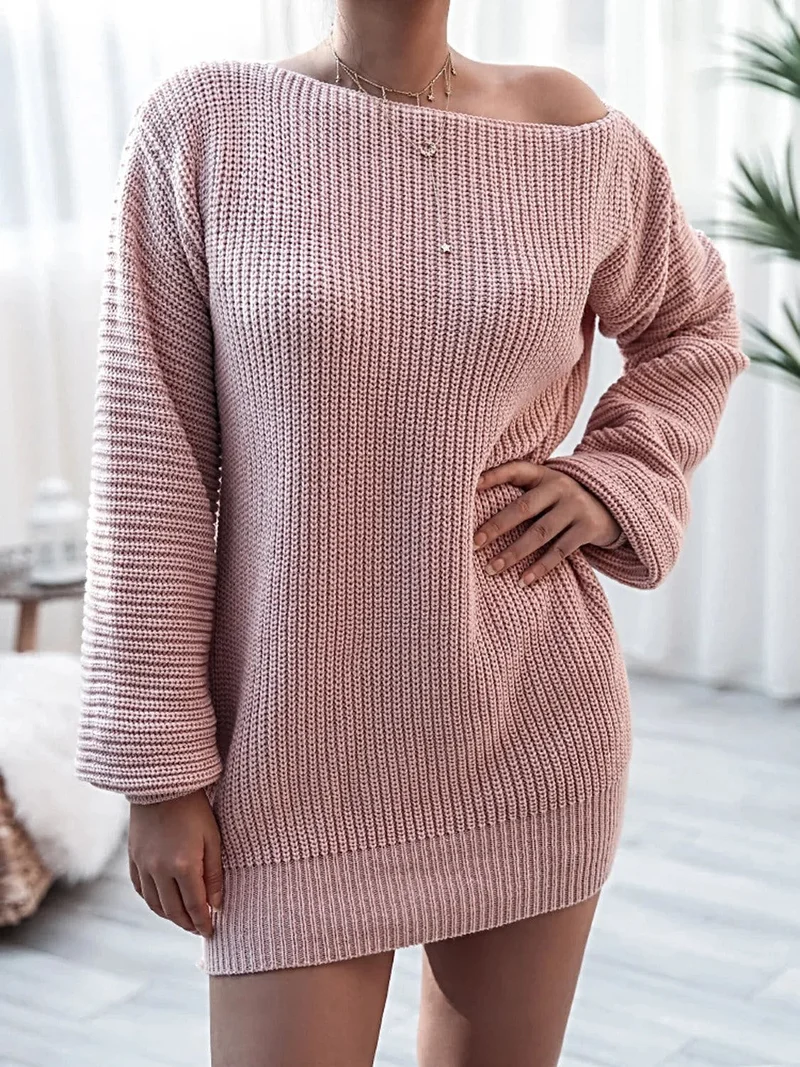 Dames mini-trui-jurk van ribgebreid materiaal met lange mouwen, gemaakt van licht elastisch acrylbreisel.