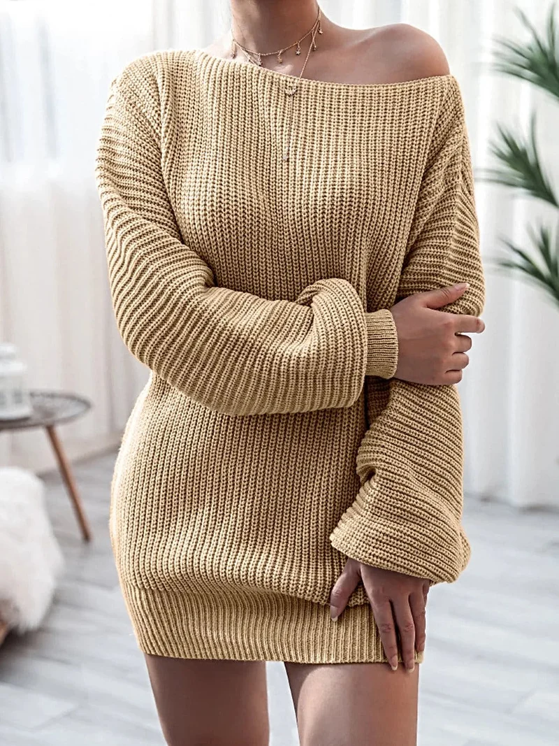 Dames mini-trui-jurk van ribgebreid materiaal met lange mouwen, gemaakt van licht elastisch acrylbreisel.