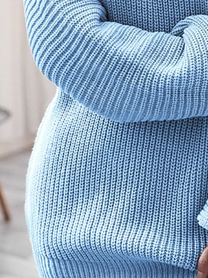 Dames mini-trui-jurk van ribgebreid materiaal met lange mouwen, gemaakt van licht elastisch acrylbreisel.