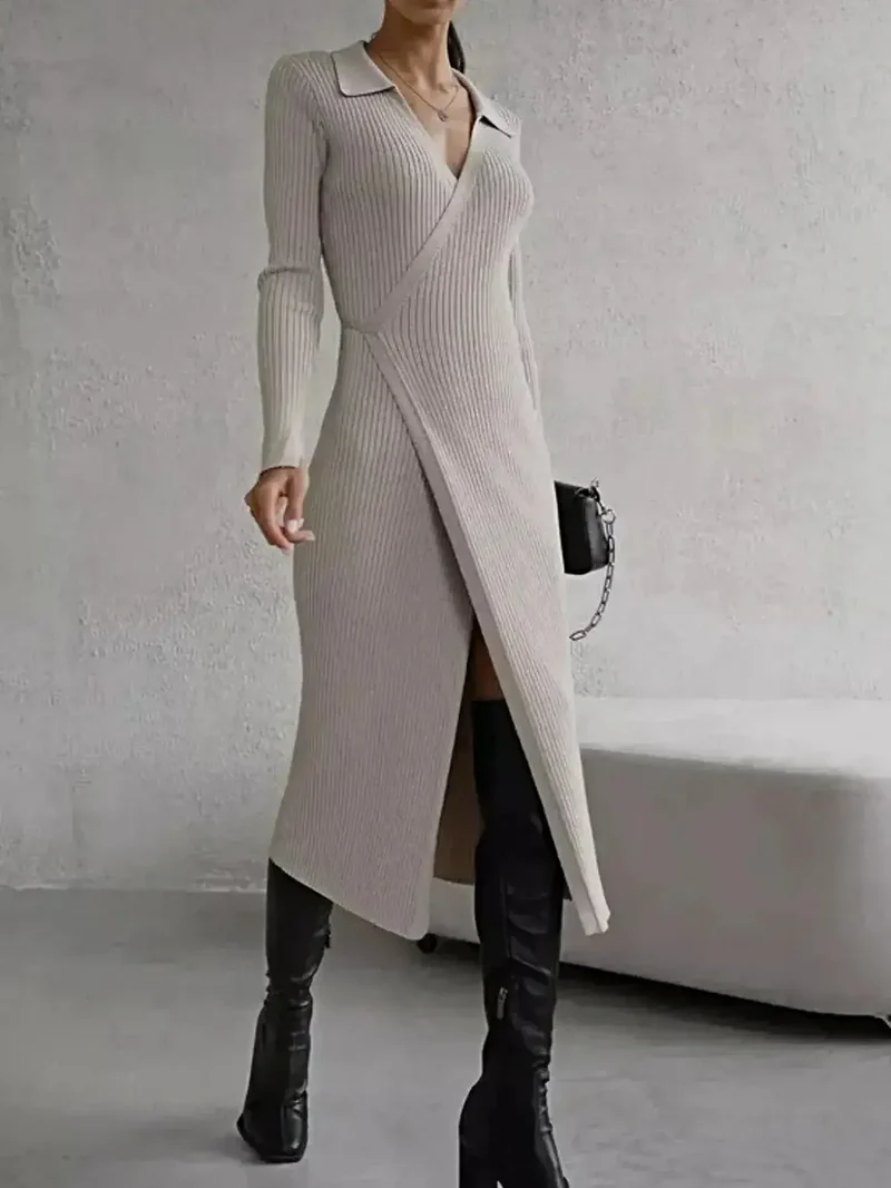 Elegante sweaterjurk met strikhals, zijsplit, lange mouwen en zachte, elastische acryl gebreide stof.