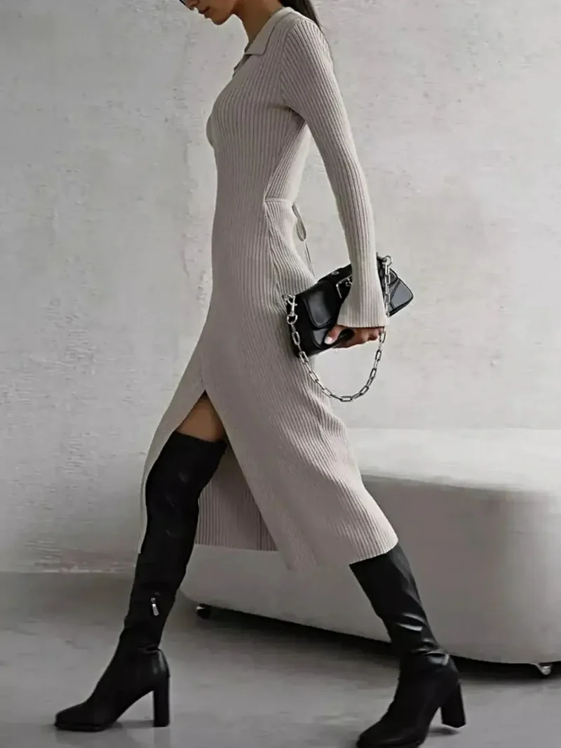 Elegante sweaterjurk met strikhals, zijsplit, lange mouwen en zachte, elastische acryl gebreide stof.