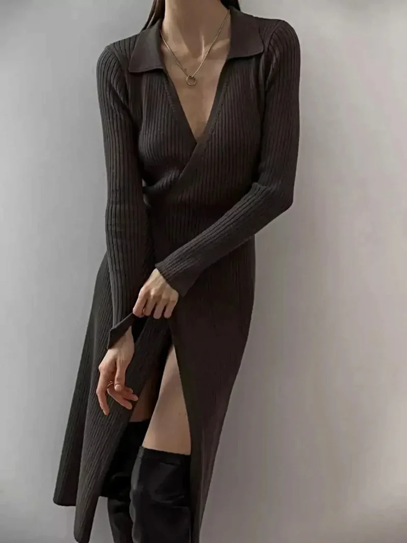 Elegante sweaterjurk met strikhals, zijsplit, lange mouwen en zachte, elastische acryl gebreide stof.