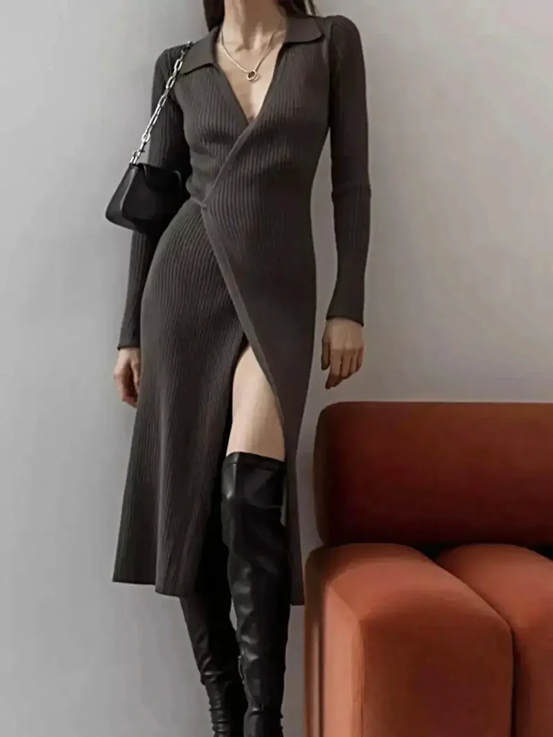 Elegante sweaterjurk met strikhals, zijsplit, lange mouwen en zachte, elastische acryl gebreide stof.