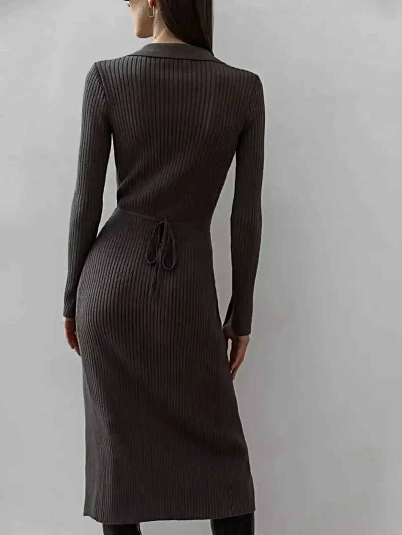 Elegante sweaterjurk met strikhals, zijsplit, lange mouwen en zachte, elastische acryl gebreide stof.