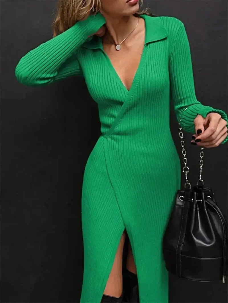 Elegante sweaterjurk met strikhals, zijsplit, lange mouwen en zachte, elastische acryl gebreide stof.