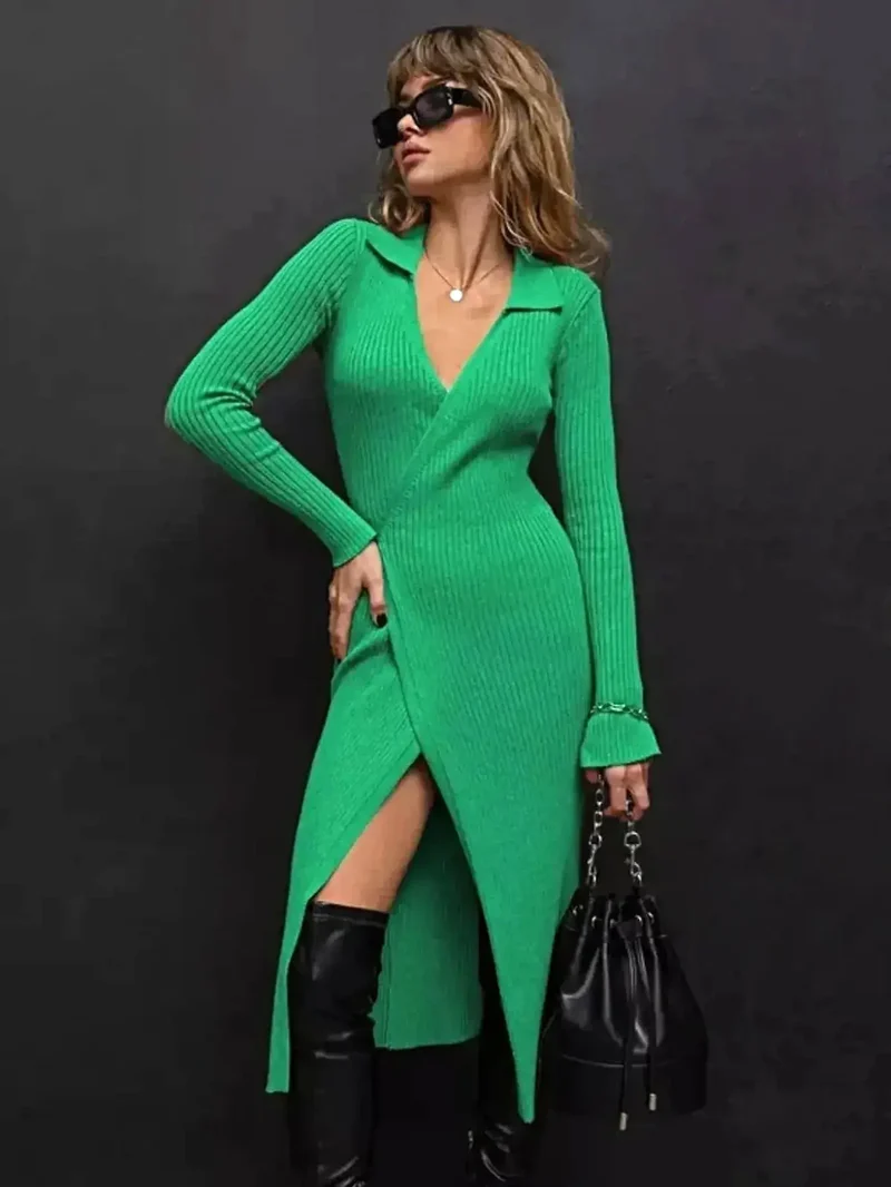 Elegante sweaterjurk met strikhals, zijsplit, lange mouwen en zachte, elastische acryl gebreide stof.