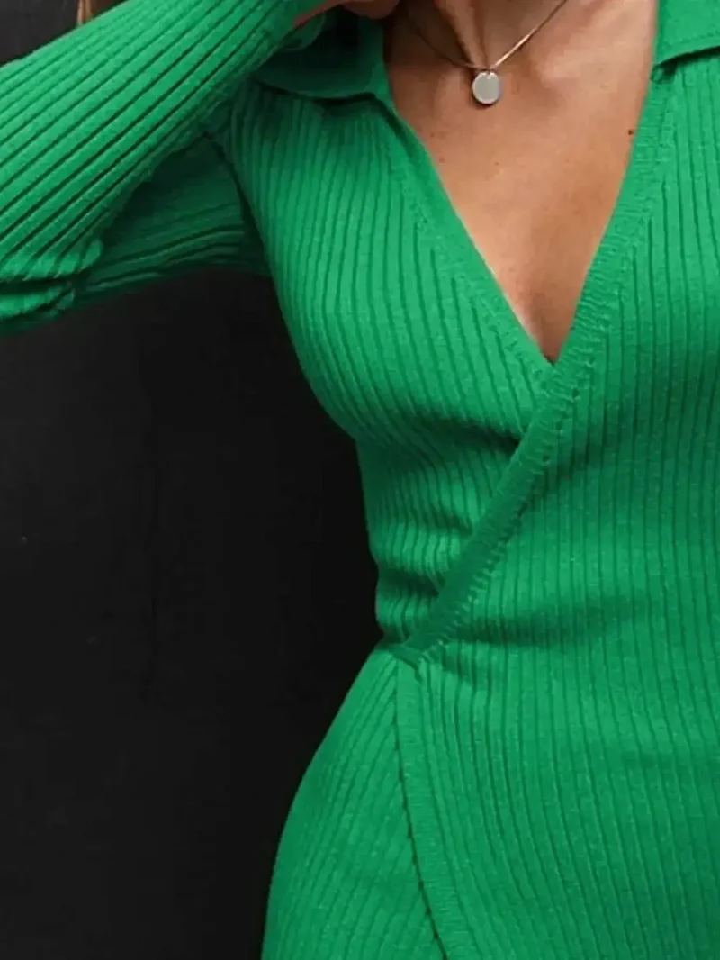 Elegante sweaterjurk met strikhals, zijsplit, lange mouwen en zachte, elastische acryl gebreide stof.