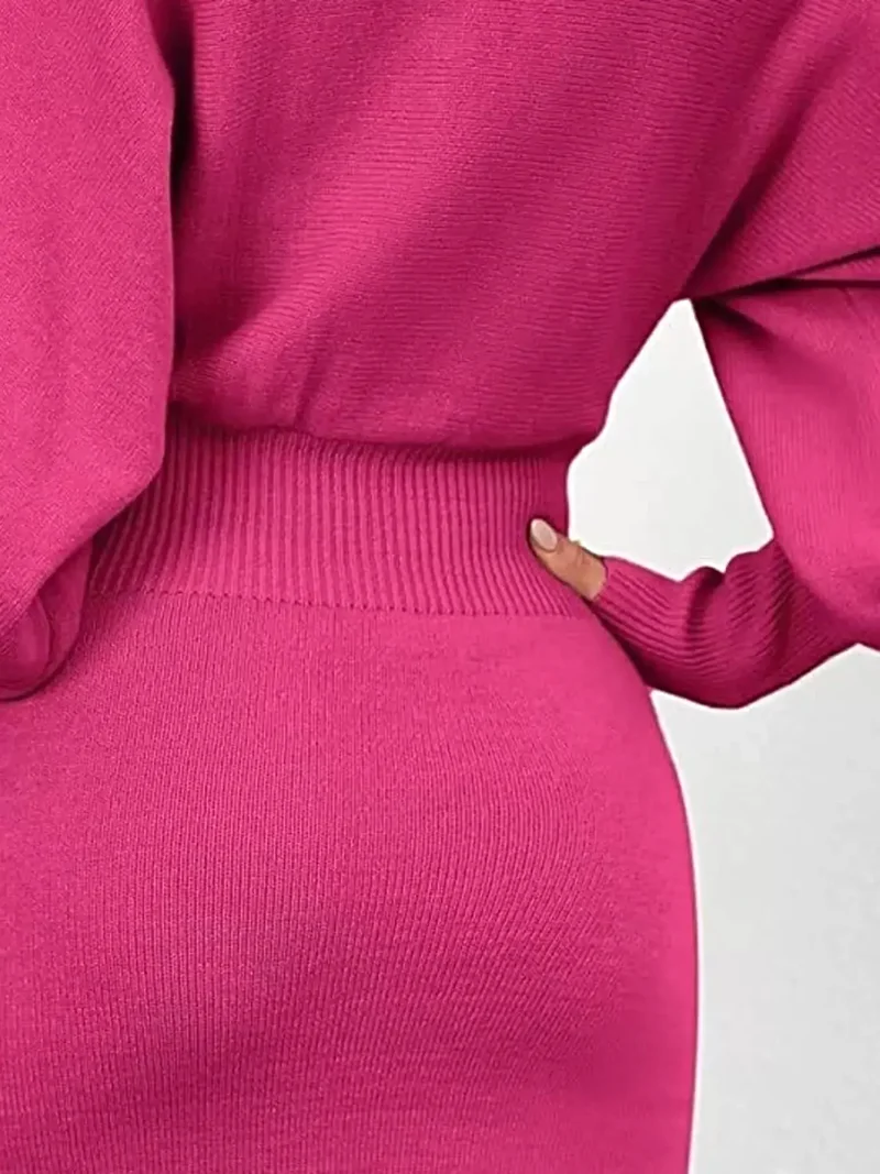Geribbelde bodycon sweaterjurk met lantaarnmouwen, gemaakt van elastisch breisel en met een elegante midi-lengte.