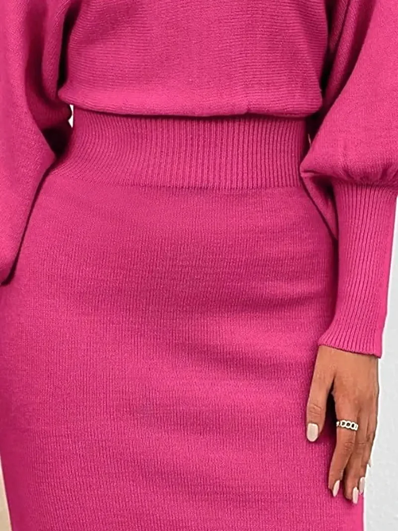 Geribbelde bodycon sweaterjurk met lantaarnmouwen, gemaakt van elastisch breisel en met een elegante midi-lengte.
