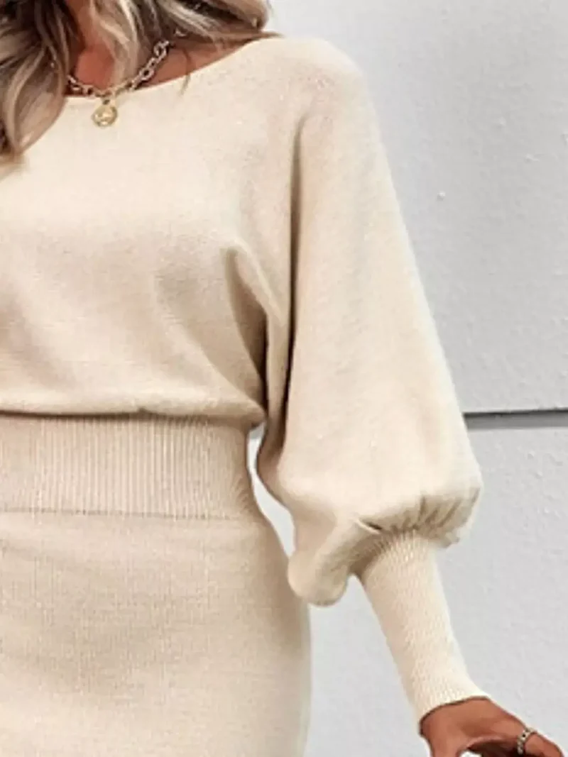 Geribbelde bodycon sweaterjurk met lantaarnmouwen, gemaakt van elastisch breisel en met een elegante midi-lengte.