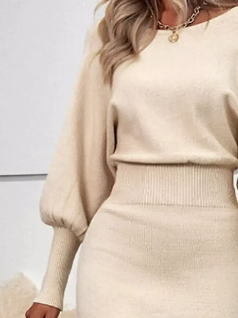 Geribbelde bodycon sweaterjurk met lantaarnmouwen, gemaakt van elastisch breisel en met een elegante midi-lengte.