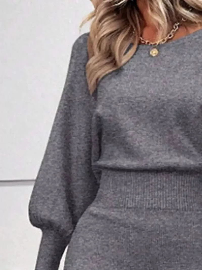 Geribbelde bodycon sweaterjurk met lantaarnmouwen, gemaakt van elastisch breisel en met een elegante midi-lengte.