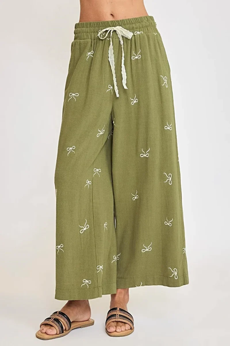 Elegante, zwierige broek voor dames met geborduurde strikken en kanten trekkoord, ook verkrijgbaar in grote maten.