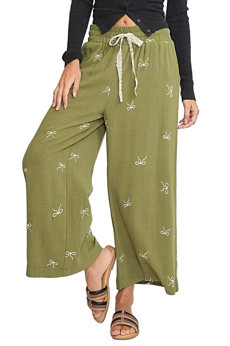Elegante, zwierige broek voor dames met geborduurde strikken en kanten trekkoord, ook verkrijgbaar in grote maten.
