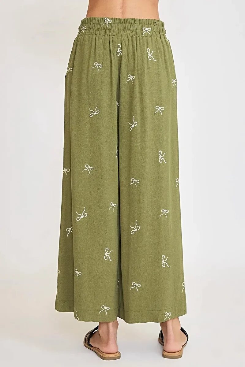 Elegante, zwierige broek voor dames met geborduurde strikken en kanten trekkoord, ook verkrijgbaar in grote maten.