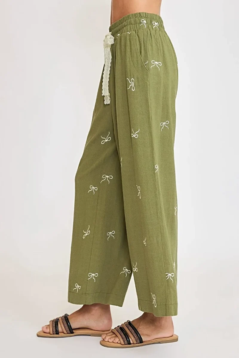 Elegante, zwierige broek voor dames met geborduurde strikken en kanten trekkoord, ook verkrijgbaar in grote maten.