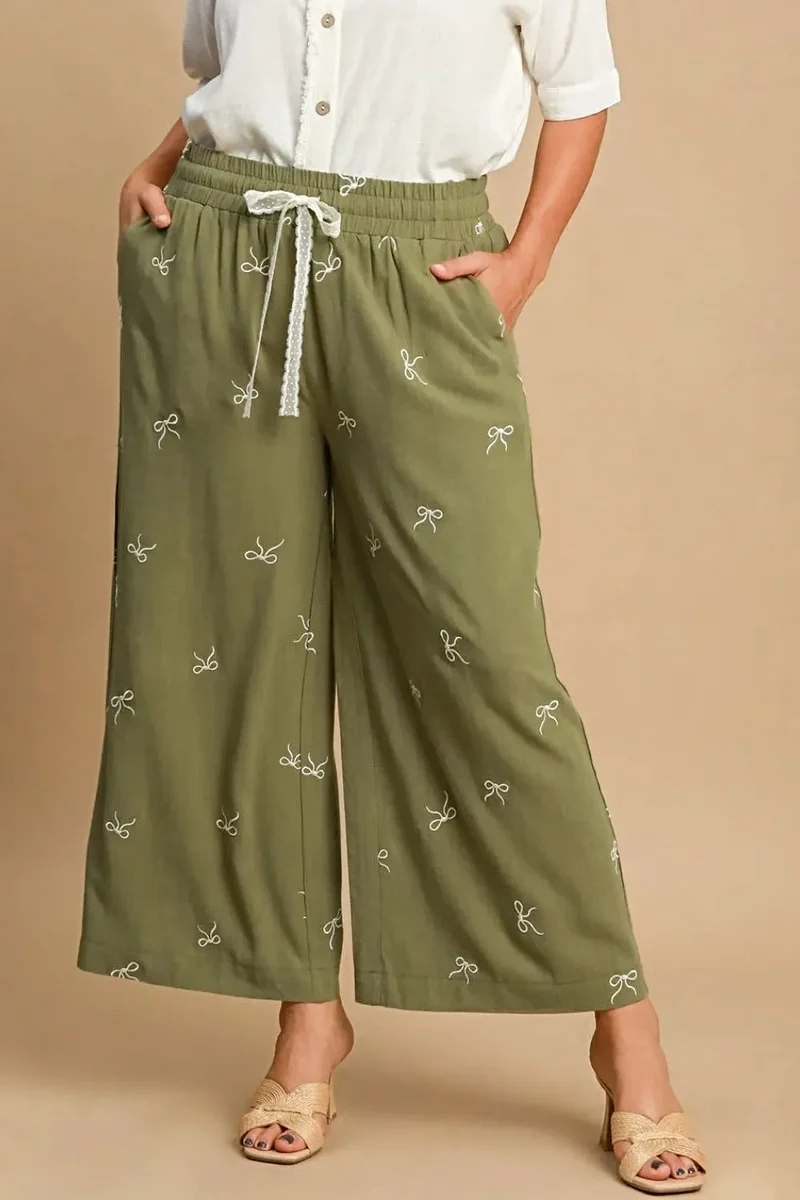 Elegante, zwierige broek voor dames met geborduurde strikken en kanten trekkoord, ook verkrijgbaar in grote maten.