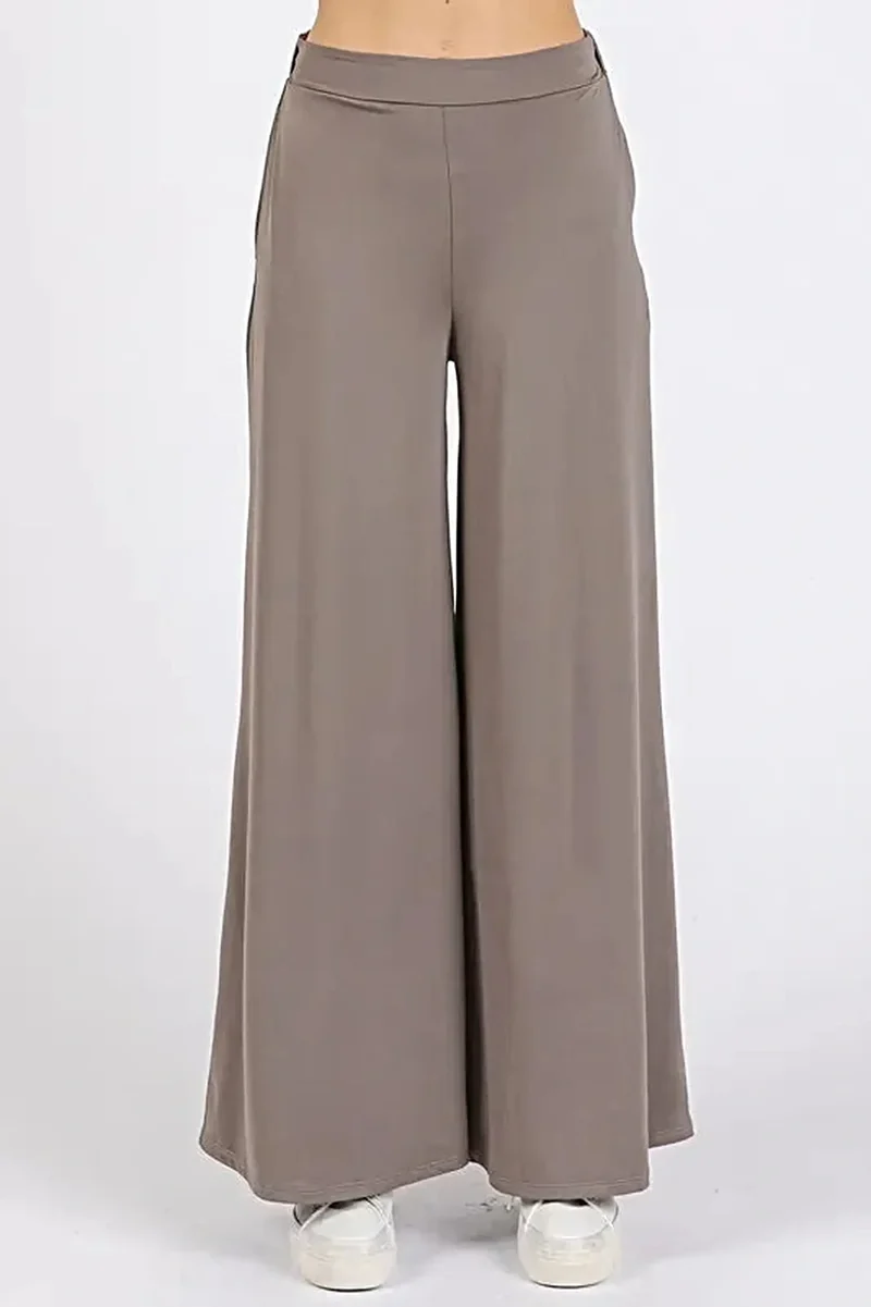 Yoga broek met wijde pijpen, elastische tailleband, ademende stretchstof en zakken.