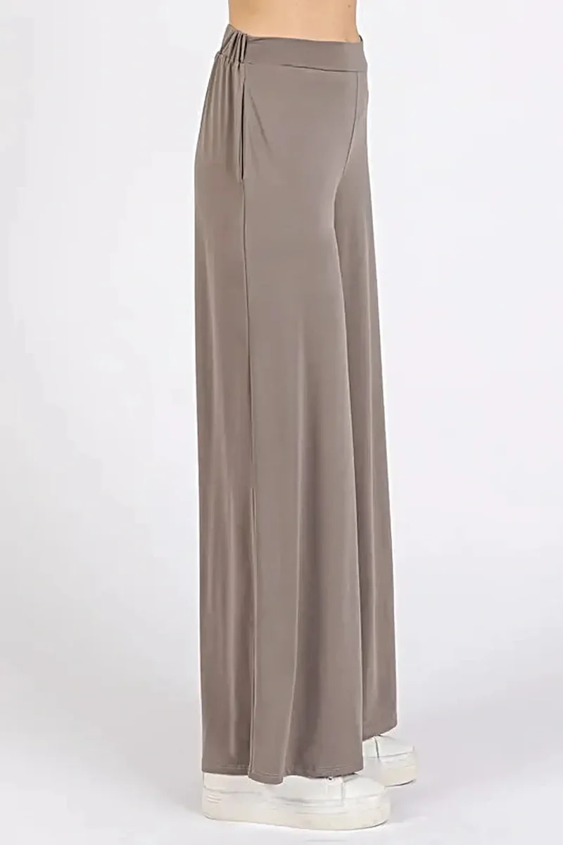Yoga broek met wijde pijpen, elastische tailleband, ademende stretchstof en zakken.