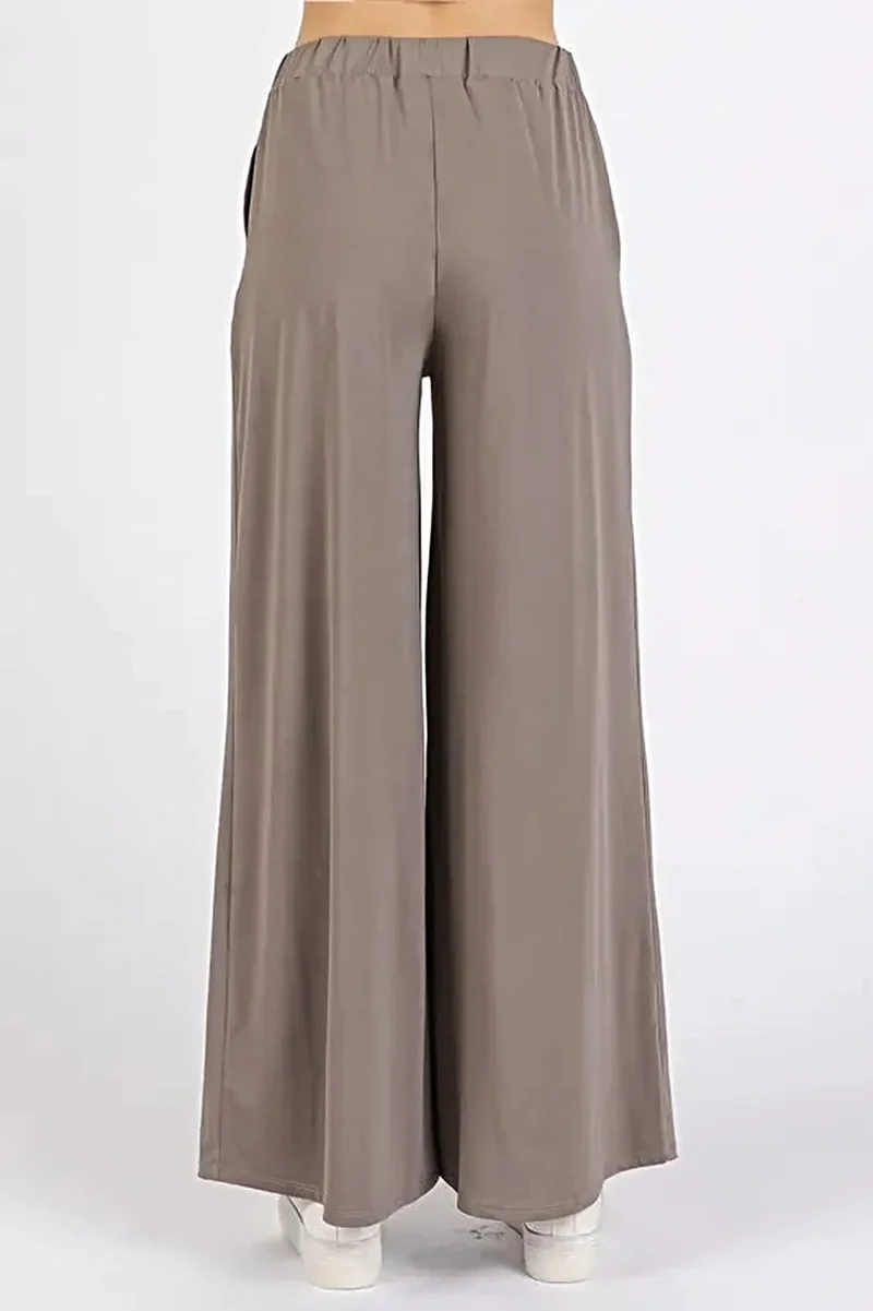 Yoga broek met wijde pijpen, elastische tailleband, ademende stretchstof en zakken.