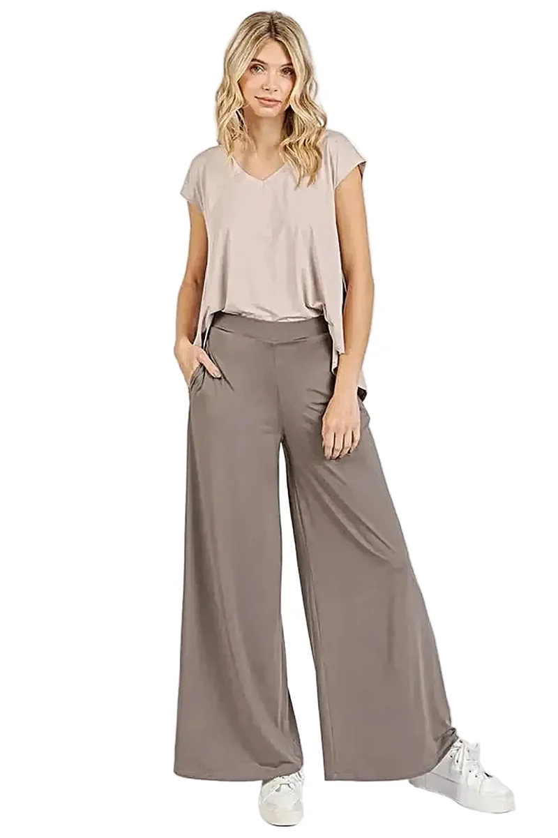 Yoga broek met wijde pijpen, elastische tailleband, ademende stretchstof en zakken.