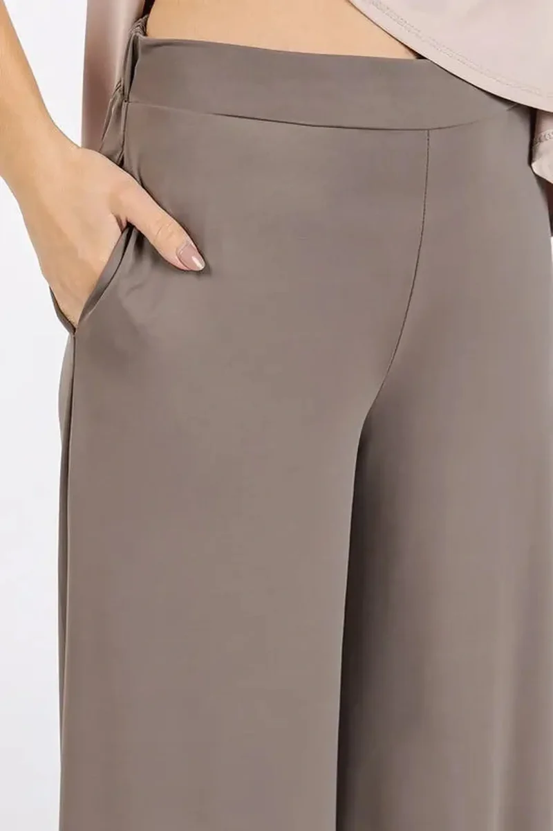 Yoga broek met wijde pijpen, elastische tailleband, ademende stretchstof en zakken.