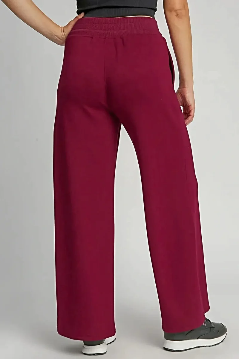Broek met wijde pijpen en trekkoord in normale maat, inclusief zakken.