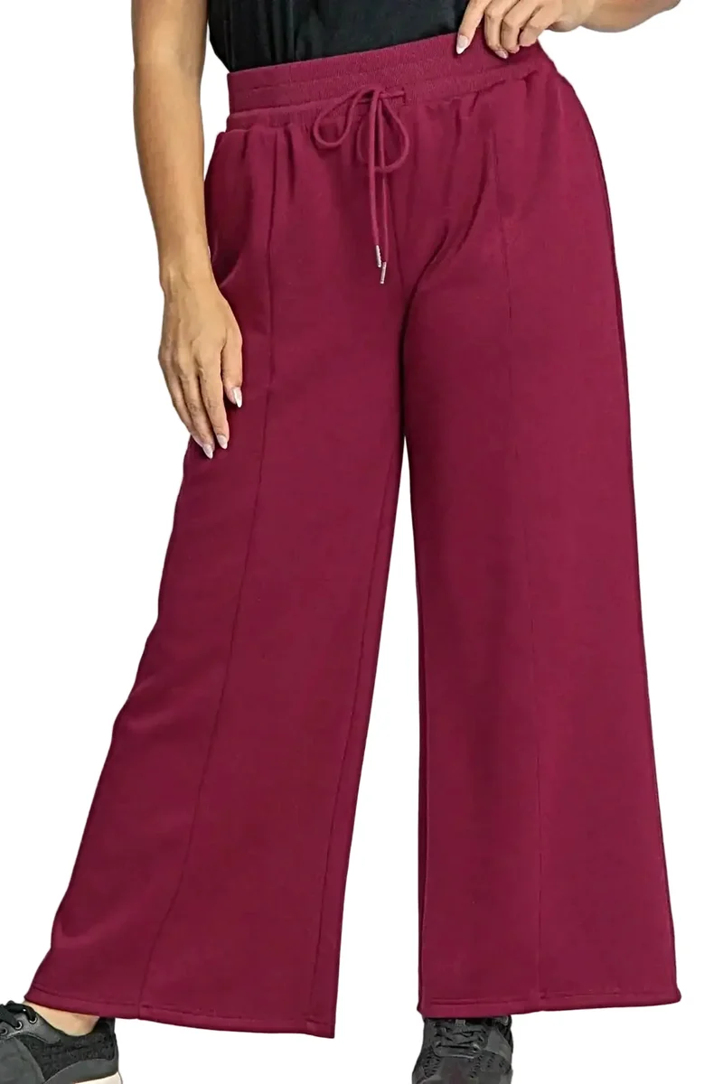 Broek met wijde pijpen en trekkoord in normale maat, inclusief zakken.