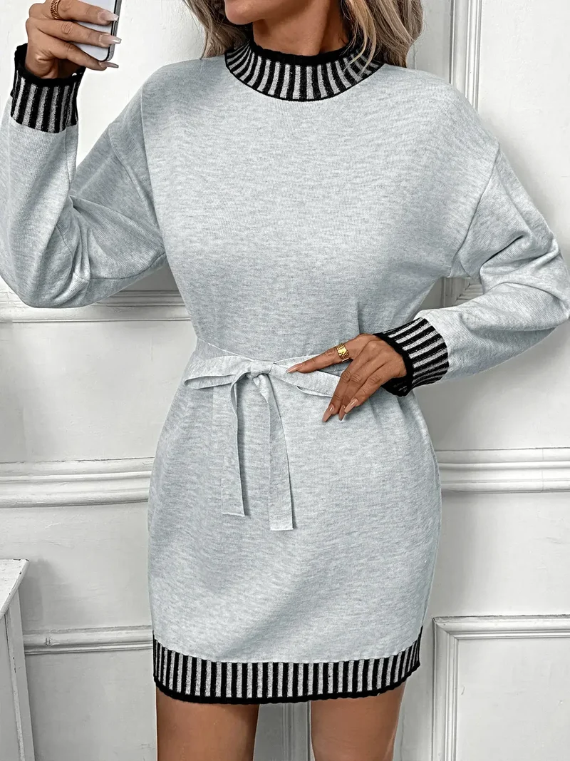 Trui-jurk met gestreepte bies en strikceintuur - elegante, licht elastische gebreide midi-jurk met ceintuur