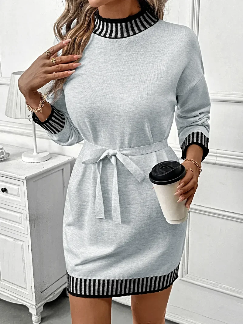 Trui-jurk met gestreepte bies en strikceintuur - elegante, licht elastische gebreide midi-jurk met ceintuur