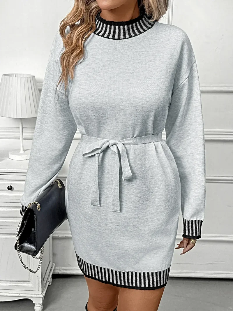 Trui-jurk met gestreepte bies en strikceintuur - elegante, licht elastische gebreide midi-jurk met ceintuur