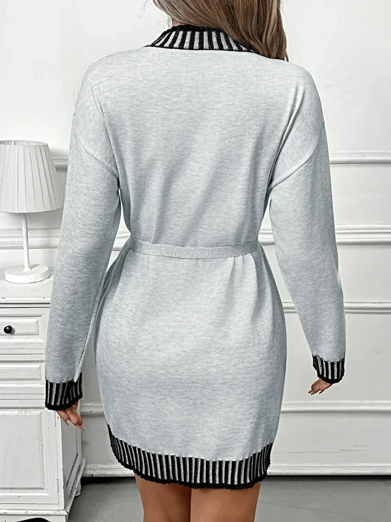 Trui-jurk met gestreepte bies en strikceintuur - elegante, licht elastische gebreide midi-jurk met ceintuur