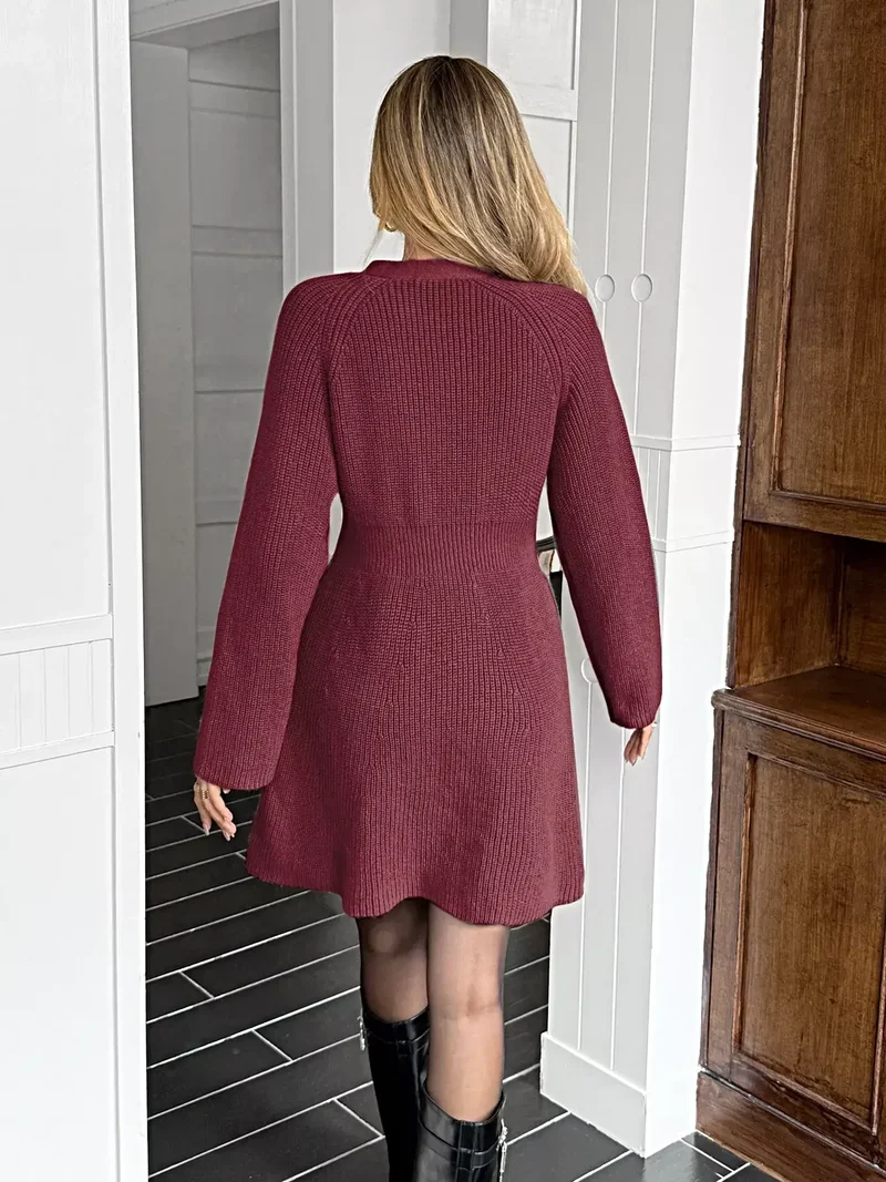 Trui-jurk met knoopsluiting en lange mouwen, licht elastisch en elegant gebreid model.