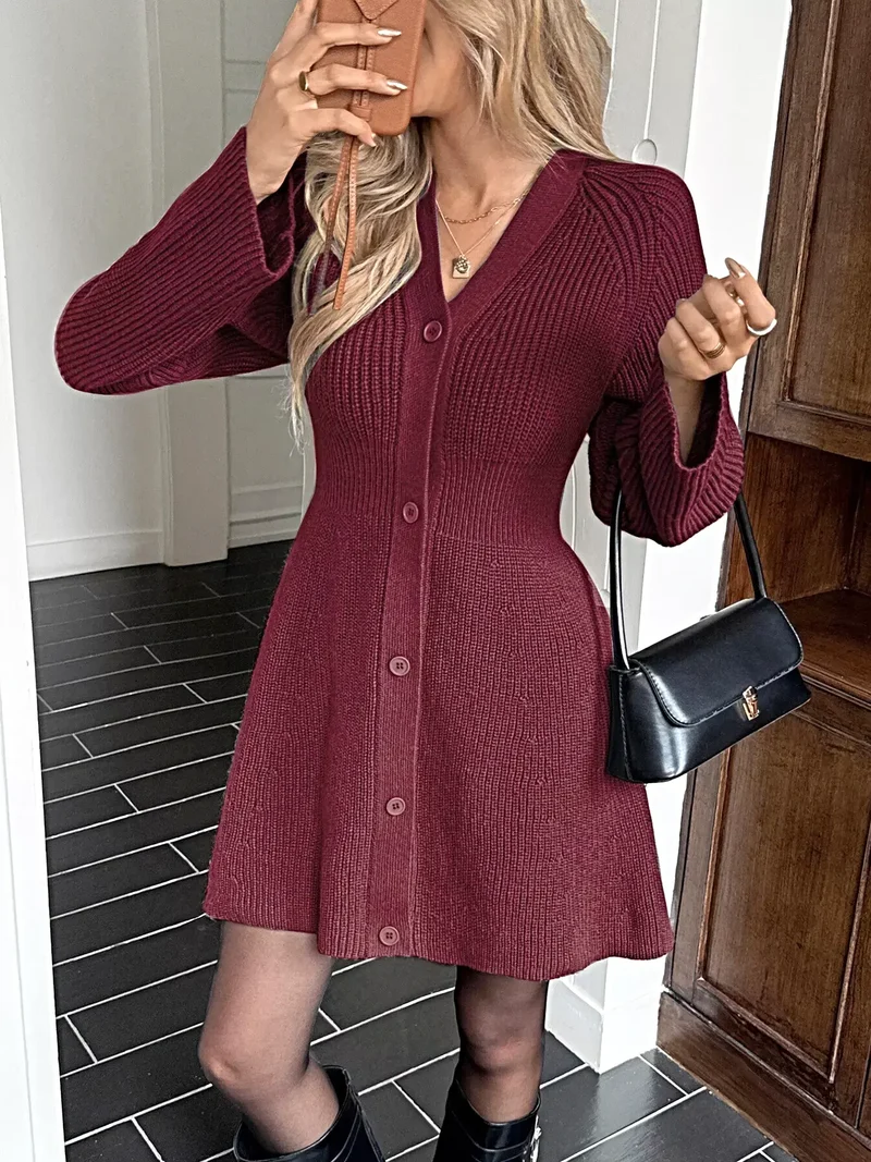Trui-jurk met knoopsluiting en lange mouwen, licht elastisch en elegant gebreid model.