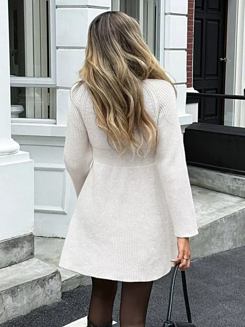 Trui-jurk met knoopsluiting en lange mouwen, licht elastisch en elegant gebreid model.